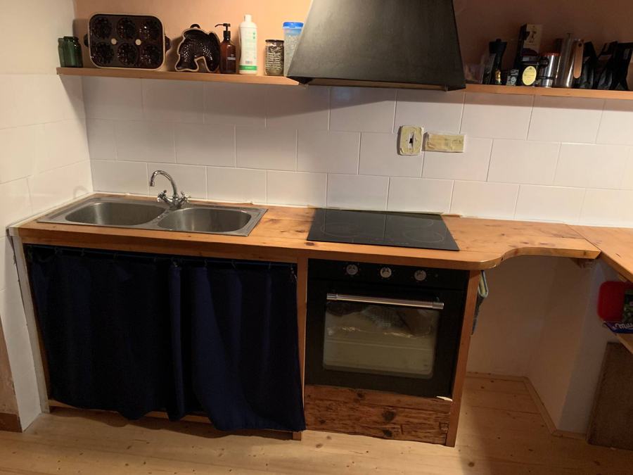 Kuchyňská linka s dvojitým dřezem, troubou a varnou deskou